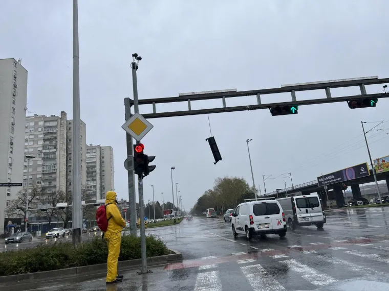 Ovo je Zagreb u petak ujutro: Polomljena stabla, i&scaron;čupani krovovi, sru&scaron;eni stupovi, skele...