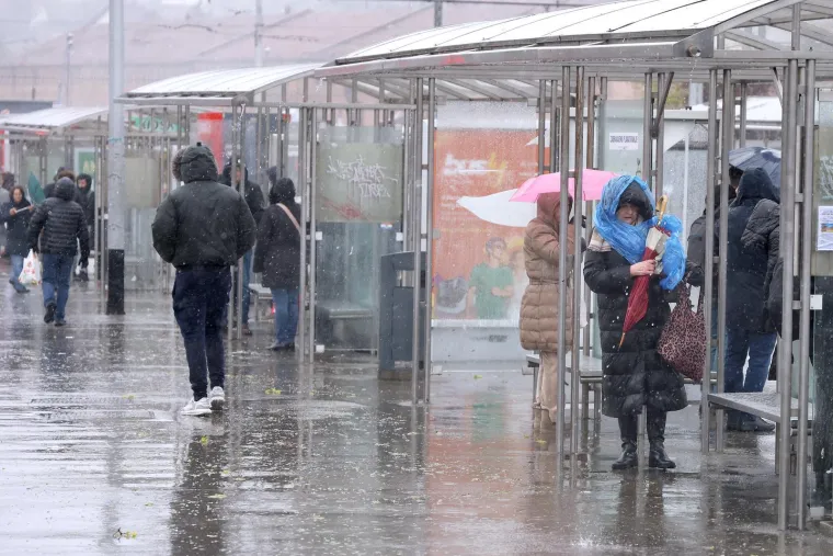 Ovo je Zagreb u petak ujutro: Polomljena stabla, i&scaron;čupani krovovi, sru&scaron;eni stupovi, skele...