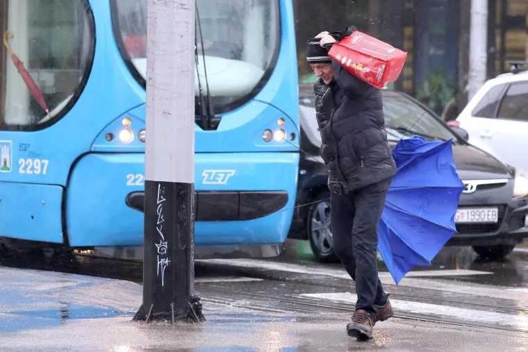 Ovo je Zagreb u petak ujutro: Polomljena stabla, i&scaron;čupani krovovi, sru&scaron;eni stupovi, skele...