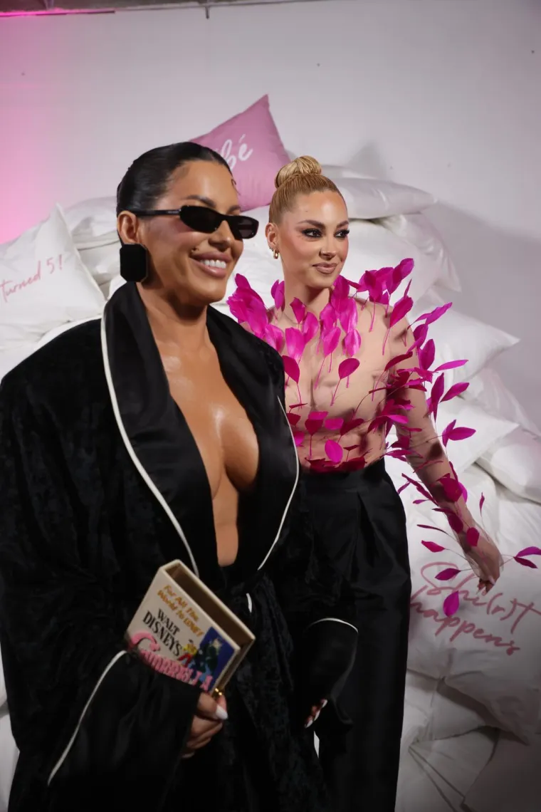 Ovako to rade susjedi: Pjevačice stigle bez grudnjaka, a influencerice u izazovnim haljinama