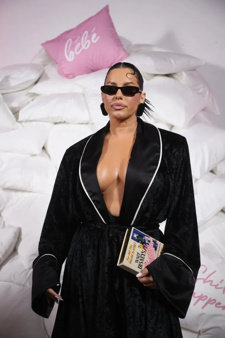 Ovako to rade susjedi: Pjevačice stigle bez grudnjaka, a influencerice u izazovnim haljinama