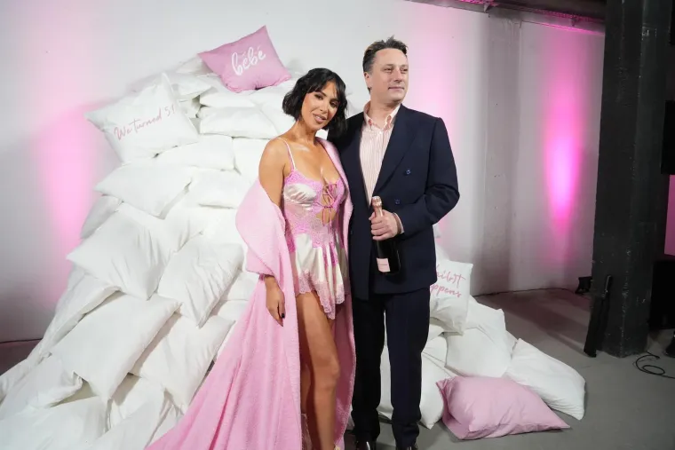 Ovako to rade susjedi: Pjevačice stigle bez grudnjaka, a influencerice u izazovnim haljinama