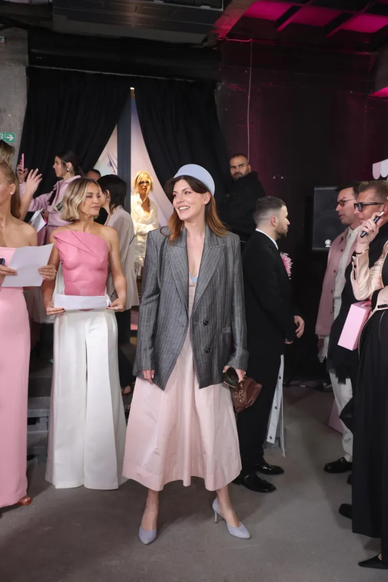 Ovako to rade susjedi: Pjevačice stigle bez grudnjaka, a influencerice u izazovnim haljinama