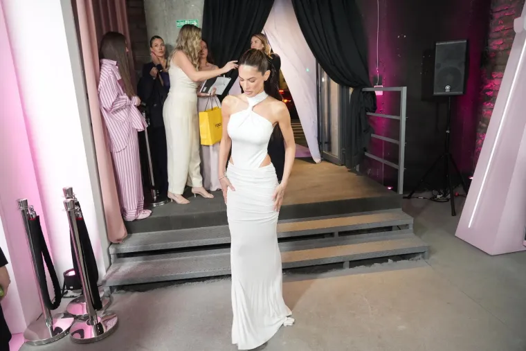 Ovako to rade susjedi: Pjevačice stigle bez grudnjaka, a influencerice u izazovnim haljinama