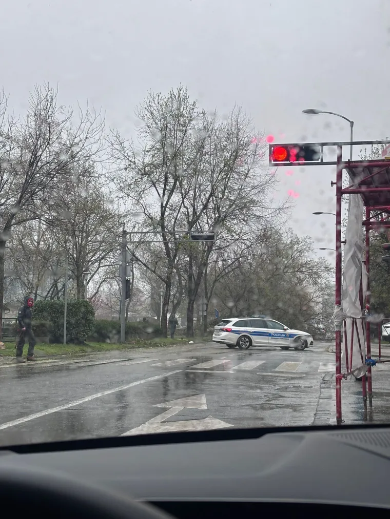 Ovo je Zagreb u petak ujutro: Polomljena stabla, i&scaron;čupani krovovi, sru&scaron;eni stupovi, skele...