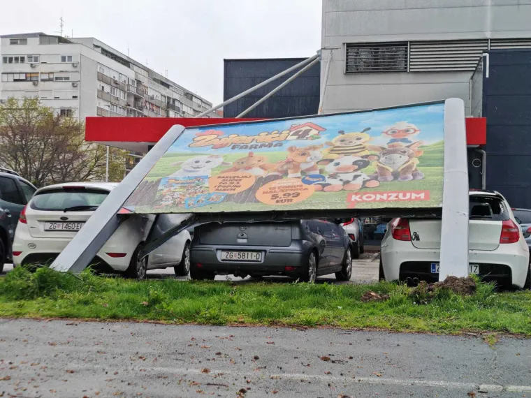 Ovo je Zagreb u petak ujutro: Polomljena stabla, i&scaron;čupani krovovi, sru&scaron;eni stupovi, skele...