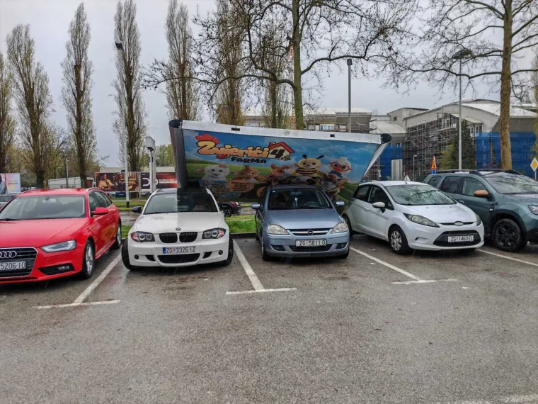 Ovo je Zagreb u petak ujutro: Polomljena stabla, i&scaron;čupani krovovi, sru&scaron;eni stupovi, skele...