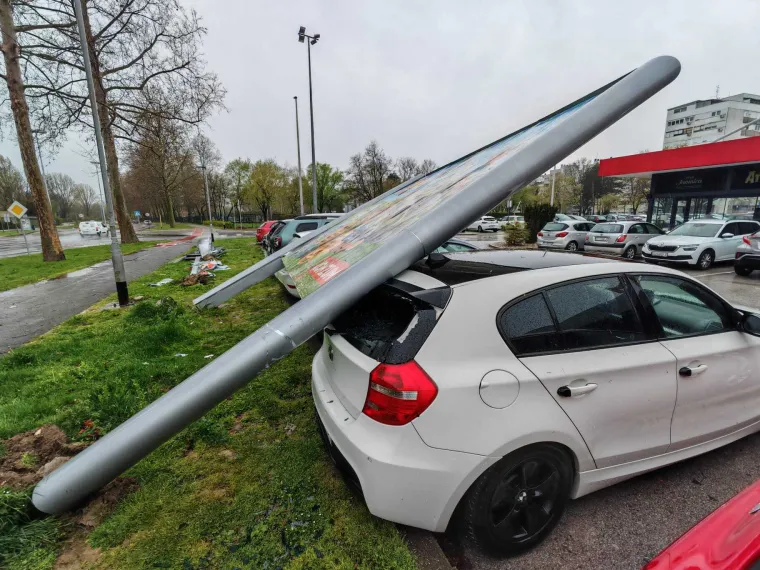 Ovo je Zagreb u petak ujutro: Polomljena stabla, i&scaron;čupani krovovi, sru&scaron;eni stupovi, skele...