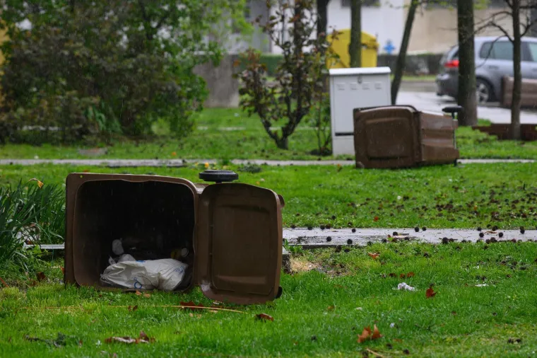 Ovo je Zagreb u petak ujutro: Polomljena stabla, i&scaron;čupani krovovi, sru&scaron;eni stupovi, skele...