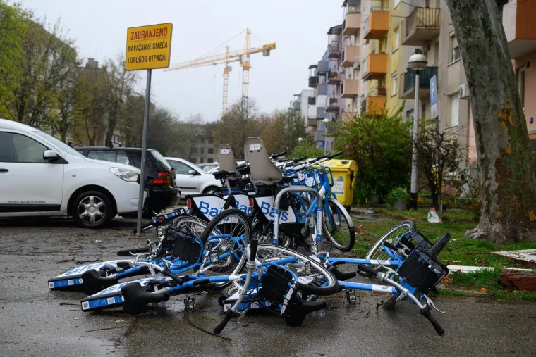 Ovo je Zagreb u petak ujutro: Polomljena stabla, i&scaron;čupani krovovi, sru&scaron;eni stupovi, skele...