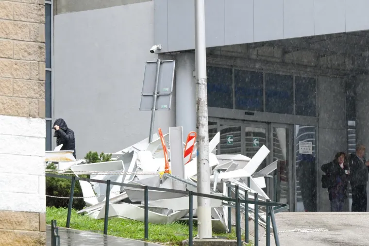 Ovo je Zagreb u petak ujutro: Polomljena stabla, i&scaron;čupani krovovi, sru&scaron;eni stupovi, skele...