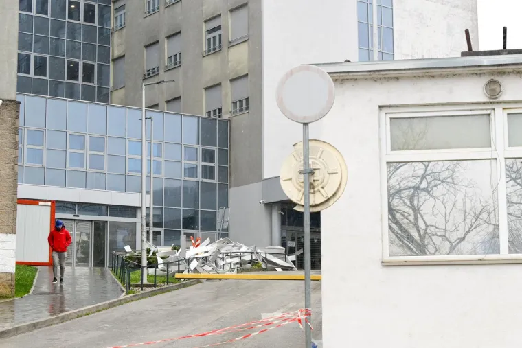 Ovo je Zagreb u petak ujutro: Polomljena stabla, i&scaron;čupani krovovi, sru&scaron;eni stupovi, skele...