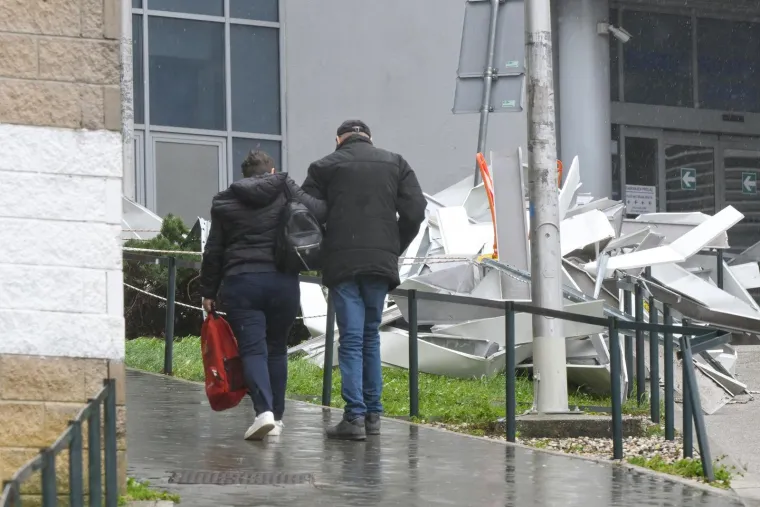 Ovo je Zagreb u petak ujutro: Polomljena stabla, i&scaron;čupani krovovi, sru&scaron;eni stupovi, skele...