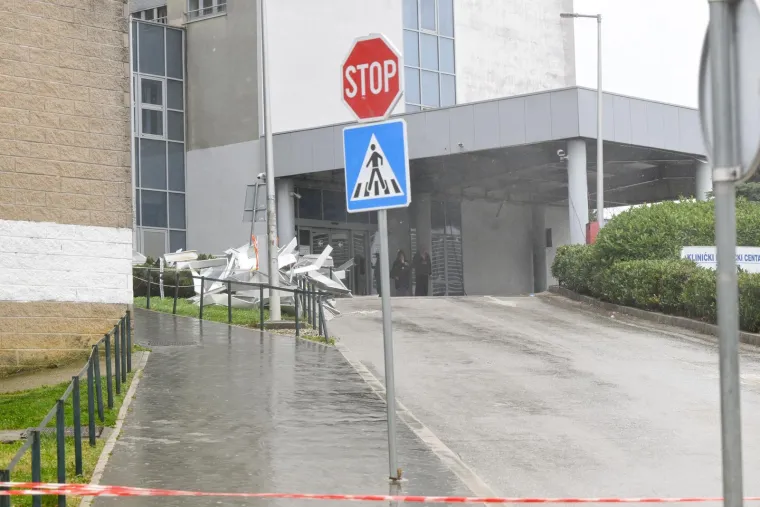 Ovo je Zagreb u petak ujutro: Polomljena stabla, i&scaron;čupani krovovi, sru&scaron;eni stupovi, skele...