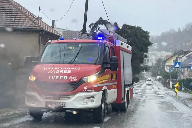 Ovo je Zagreb u petak ujutro: Polomljena stabla, i&scaron;čupani krovovi, sru&scaron;eni stupovi, skele...
