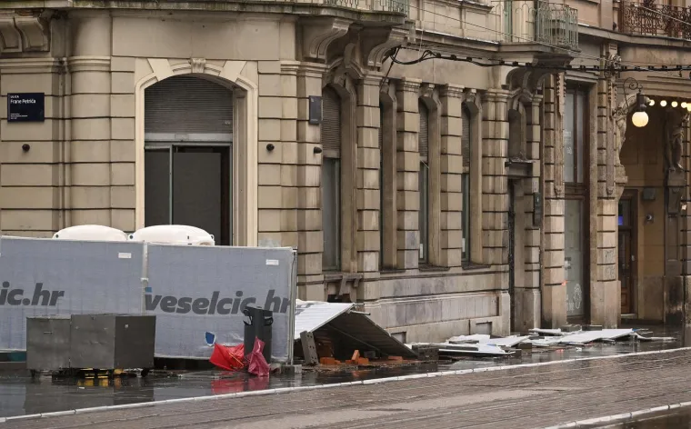 Ovo je Zagreb u petak ujutro: Polomljena stabla, i&scaron;čupani krovovi, sru&scaron;eni stupovi, skele...