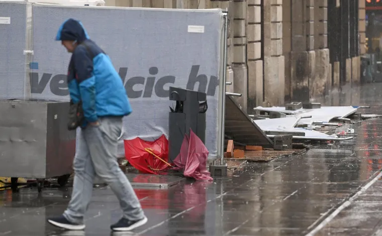 Ovo je Zagreb u petak ujutro: Polomljena stabla, i&scaron;čupani krovovi, sru&scaron;eni stupovi, skele...