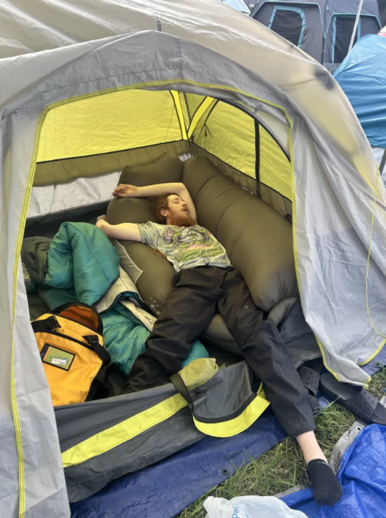 Spavanje s hranom ili nasred ulice? Ovi ljudi izgubili su bitku s umorom na najluđim mjestima