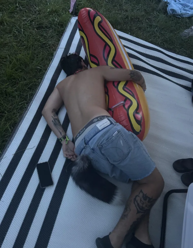 Spavanje s hranom ili nasred ulice? Ovi ljudi izgubili su bitku s umorom na najluđim mjestima