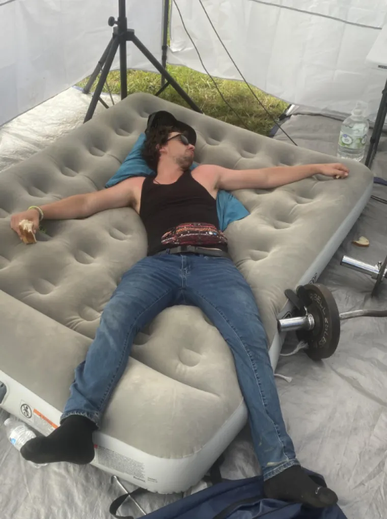 Spavanje s hranom ili nasred ulice? Ovi ljudi izgubili su bitku s umorom na najluđim mjestima