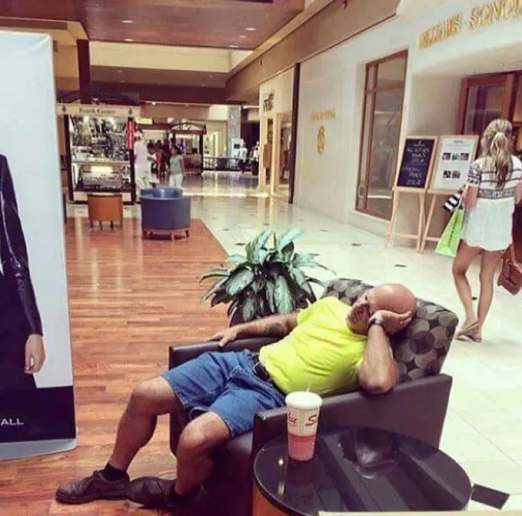 Spavanje s hranom ili nasred ulice? Ovi ljudi izgubili su bitku s umorom na najluđim mjestima