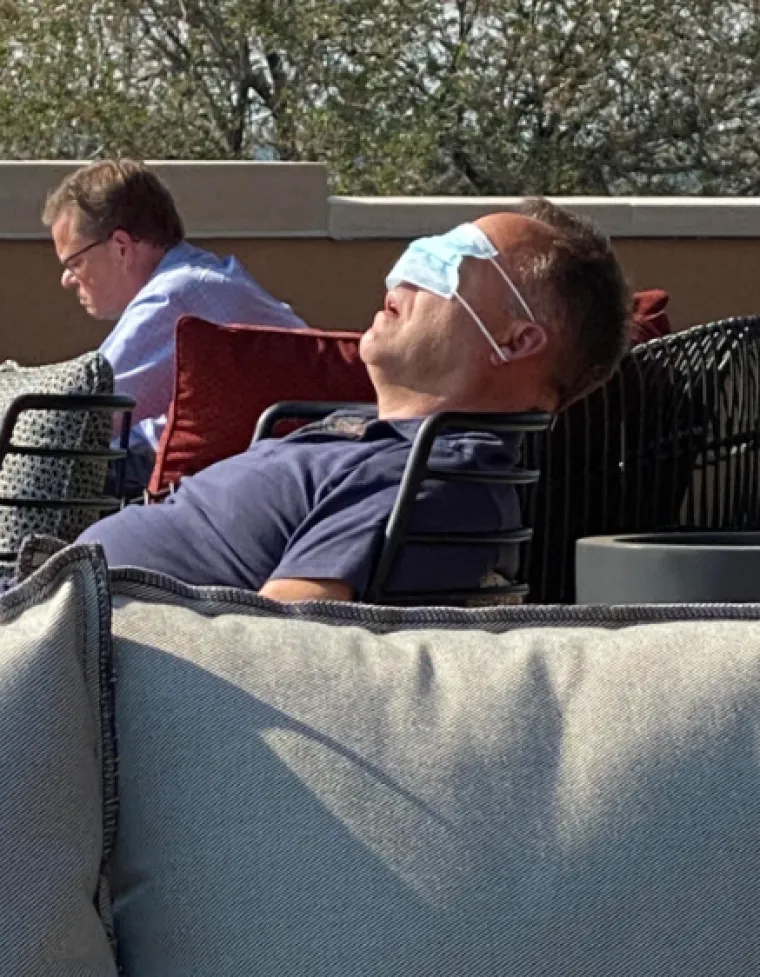 Spavanje s hranom ili nasred ulice? Ovi ljudi izgubili su bitku s umorom na najluđim mjestima