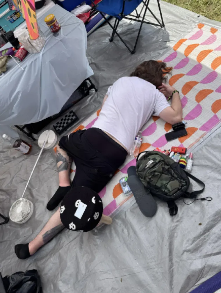 Spavanje s hranom ili nasred ulice? Ovi ljudi izgubili su bitku s umorom na najluđim mjestima