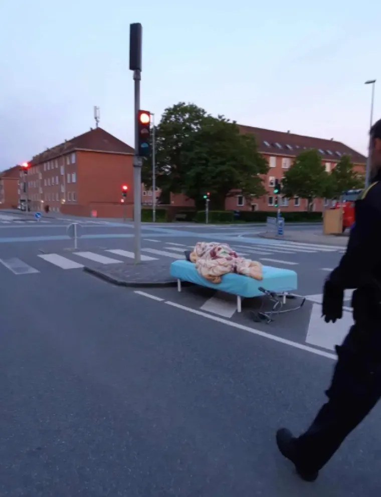 Spavanje s hranom ili nasred ulice? Ovi ljudi izgubili su bitku s umorom na najluđim mjestima