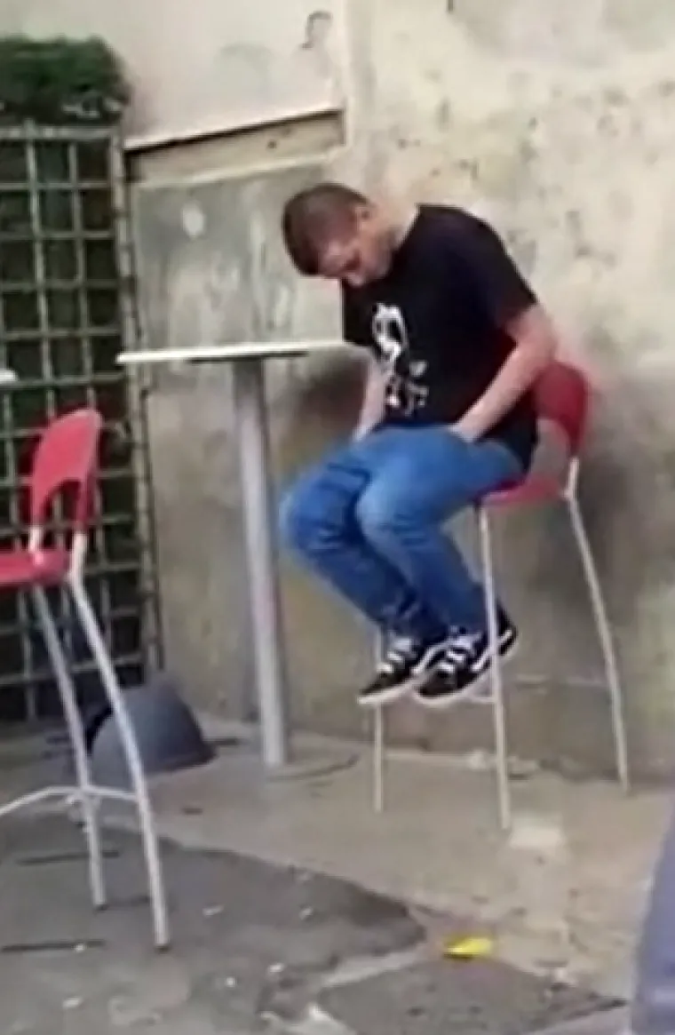 Spavanje s hranom ili nasred ulice? Ovi ljudi izgubili su bitku s umorom na najluđim mjestima