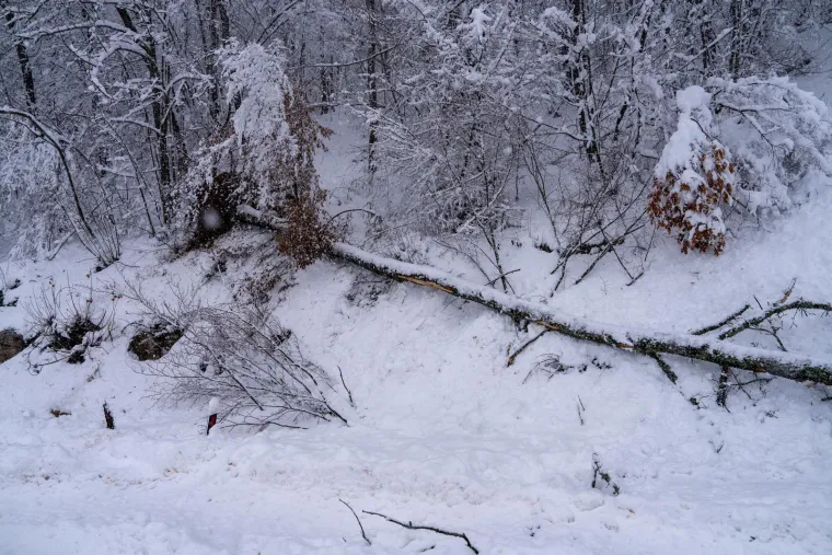 Prizori kaosa iz Like: Napadalo 80 centimetara snijega, automobili zaglavili na cesti