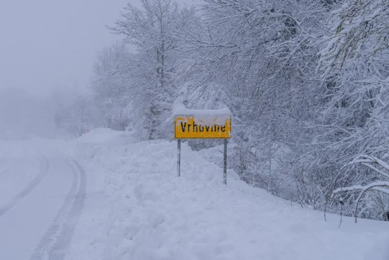 Prizori kaosa iz Like: Napadalo 80 centimetara snijega, automobili zaglavili na cesti