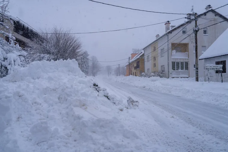 Prizori kaosa iz Like: Napadalo 80 centimetara snijega, automobili zaglavili na cesti