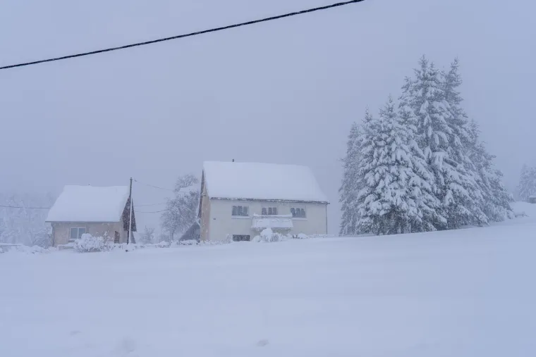 Prizori kaosa iz Like: Napadalo 80 centimetara snijega, automobili zaglavili na cesti