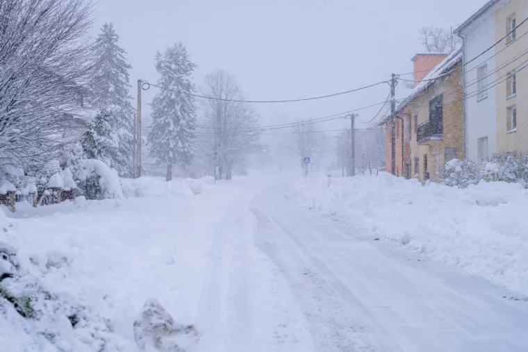 Prizori kaosa iz Like: Napadalo 80 centimetara snijega, automobili zaglavili na cesti