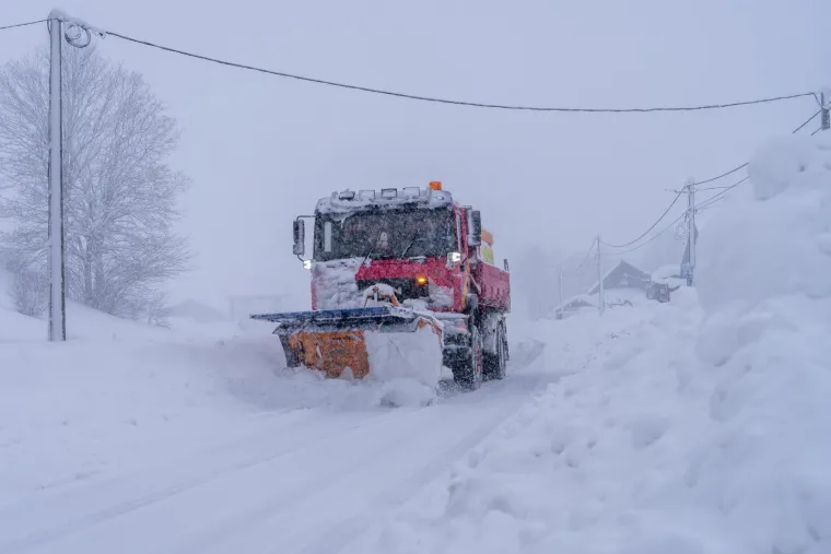 Prizori kaosa iz Like: Napadalo 80 centimetara snijega, automobili zaglavili na cesti
