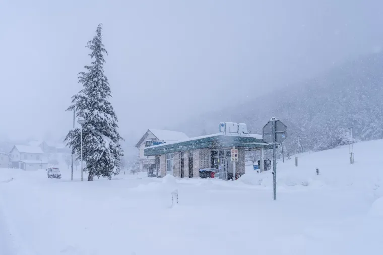 Prizori kaosa iz Like: Napadalo 80 centimetara snijega, automobili zaglavili na cesti