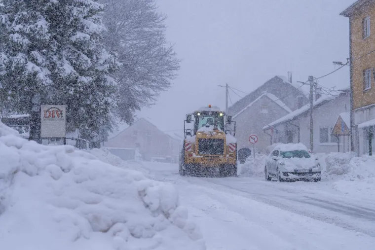 Prizori kaosa iz Like: Napadalo 80 centimetara snijega, automobili zaglavili na cesti