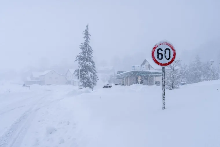 Prizori kaosa iz Like: Napadalo 80 centimetara snijega, automobili zaglavili na cesti