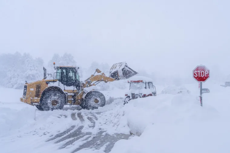 Prizori kaosa iz Like: Napadalo 80 centimetara snijega, automobili zaglavili na cesti
