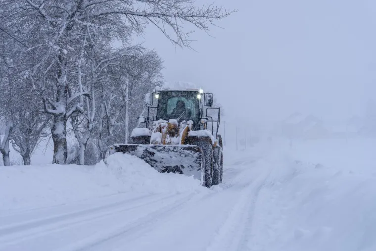 Prizori kaosa iz Like: Napadalo 80 centimetara snijega, automobili zaglavili na cesti