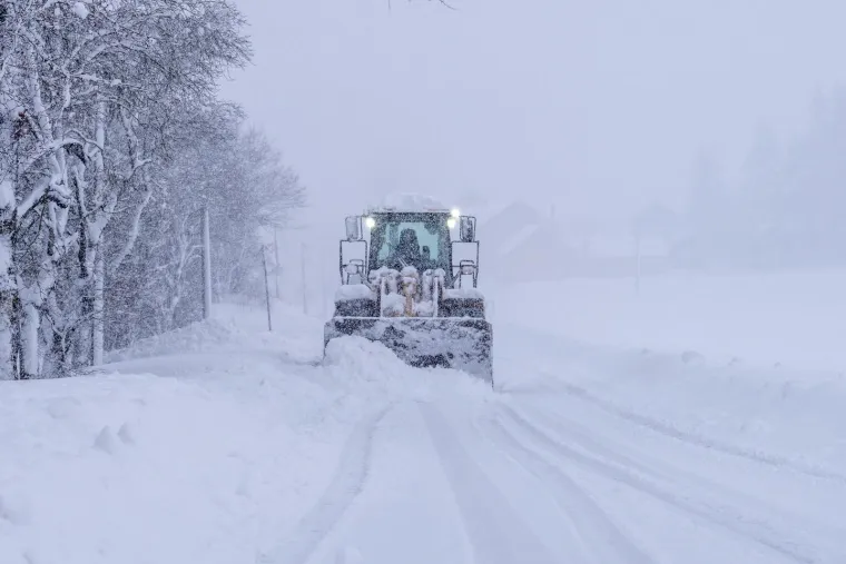 Prizori kaosa iz Like: Napadalo 80 centimetara snijega, automobili zaglavili na cesti