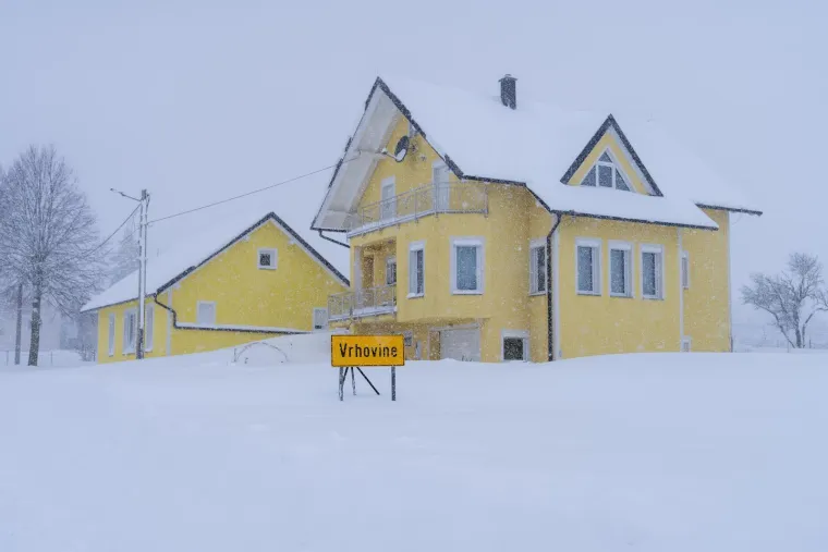 Prizori kaosa iz Like: Napadalo 80 centimetara snijega, automobili zaglavili na cesti