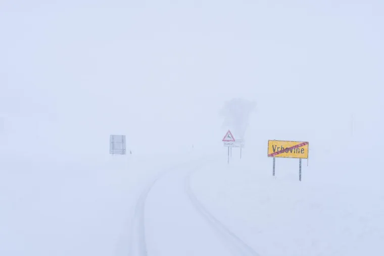 Prizori kaosa iz Like: Napadalo 80 centimetara snijega, automobili zaglavili na cesti