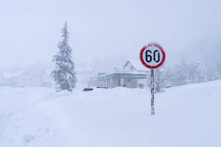 Prizori kaosa iz Like: Napadalo 80 centimetara snijega, automobili zaglavili na cesti