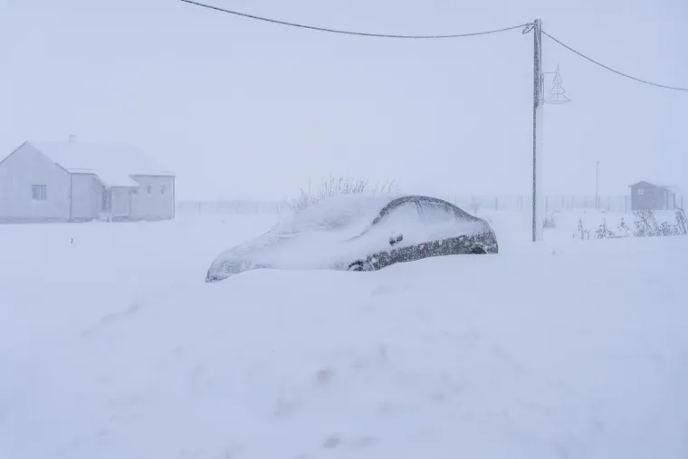 Prizori kaosa iz Like: Napadalo 80 centimetara snijega, automobili zaglavili na cesti
