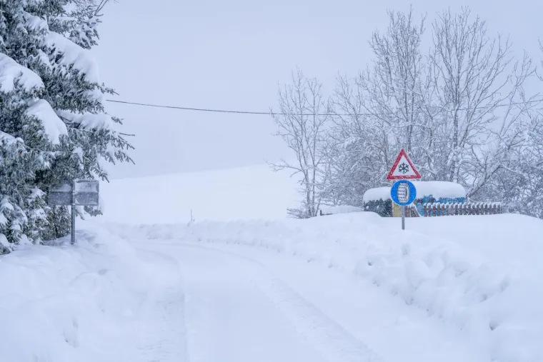 Prizori kaosa iz Like: Napadalo 80 centimetara snijega, automobili zaglavili na cesti