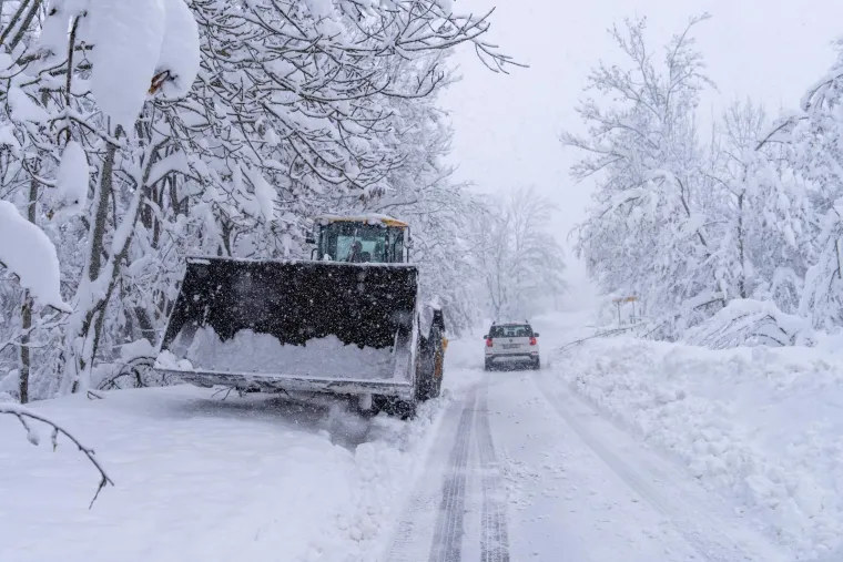 Prizori kaosa iz Like: Napadalo 80 centimetara snijega, automobili zaglavili na cesti