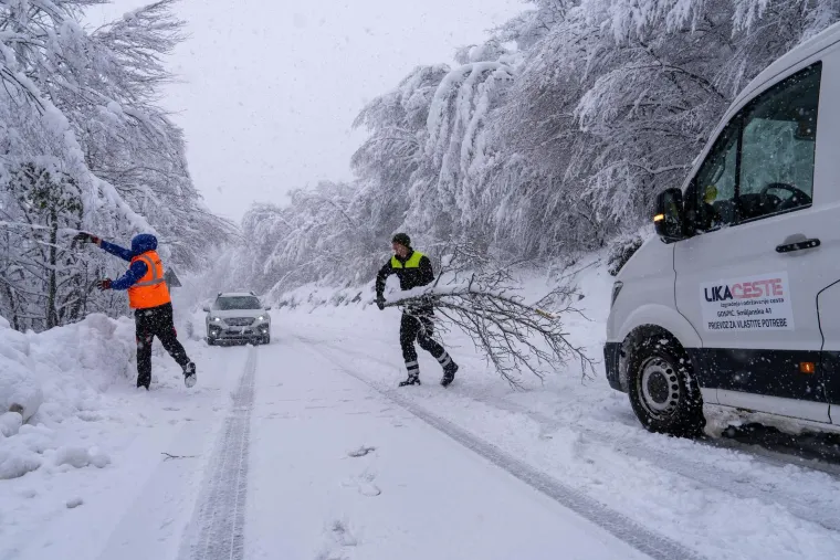 Prizori kaosa iz Like: Napadalo 80 centimetara snijega, automobili zaglavili na cesti
