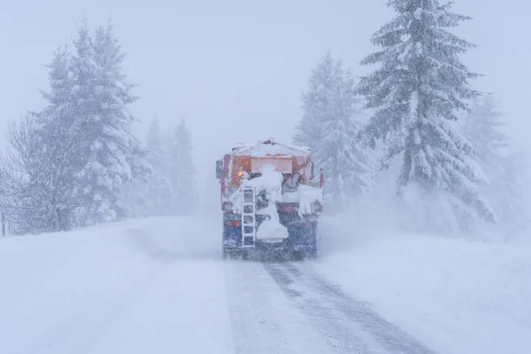 Prizori kaosa iz Like: Napadalo 80 centimetara snijega, automobili zaglavili na cesti