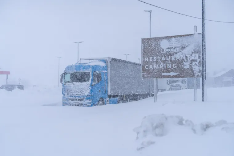 Kaos u Korenici, situacija se pogor&scaron;ava: Spa&scaron;ena obitelji s malom djecom
